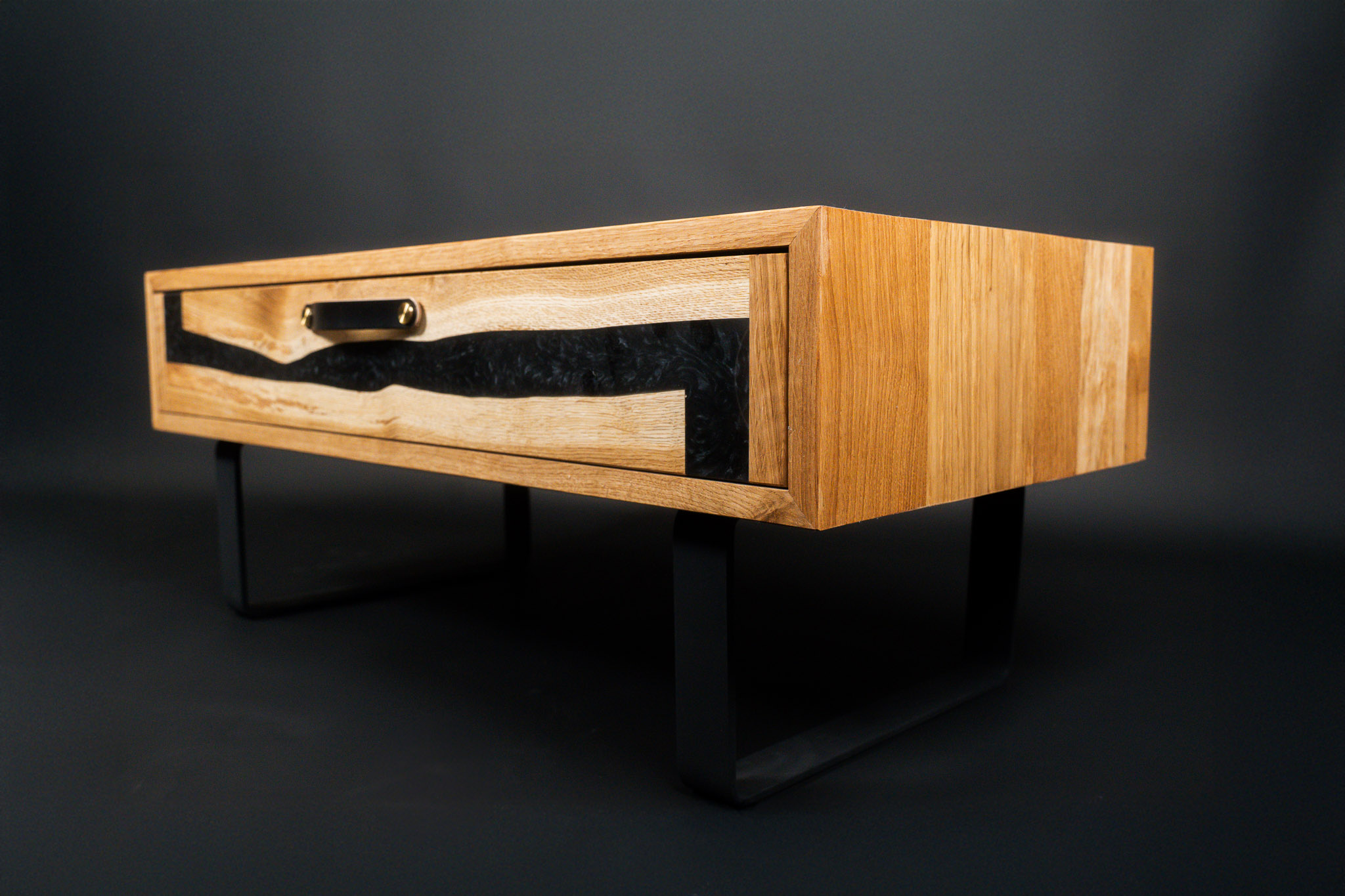 Table basse en chêne avec rivière de résine époxy noire, piètement métal, tiroir à poignée cuir